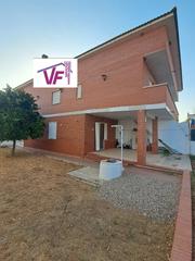 Casa aparellada a Cazalegas. Amplio chalet con posibilidad de mas terreno