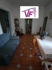 Casa a Cazalegas. Se vende casa de una sola planta con amplio patio
