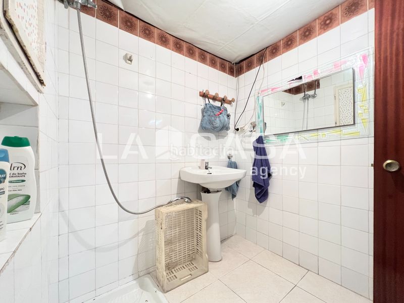 Foto 160c69e6-b8a0-4c39-a0a7-9d28b0487f17. Local comercial en La Salut Badalona