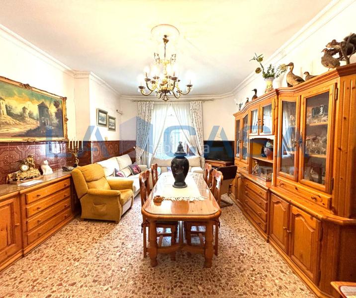 Foto e3b7ca18-2085-439b-88cc-a93eea841c18. House with parking in San Carlos - San José Sevilla