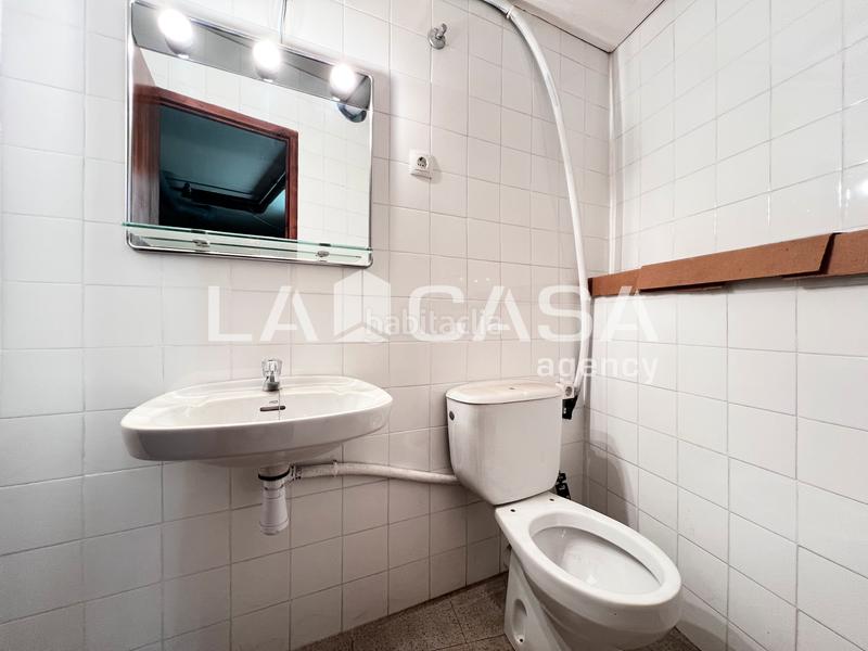 Foto dc2d53f5-b9e9-4b59-b14c-6bed8aa531f7. Local comercial a Llefià Badalona