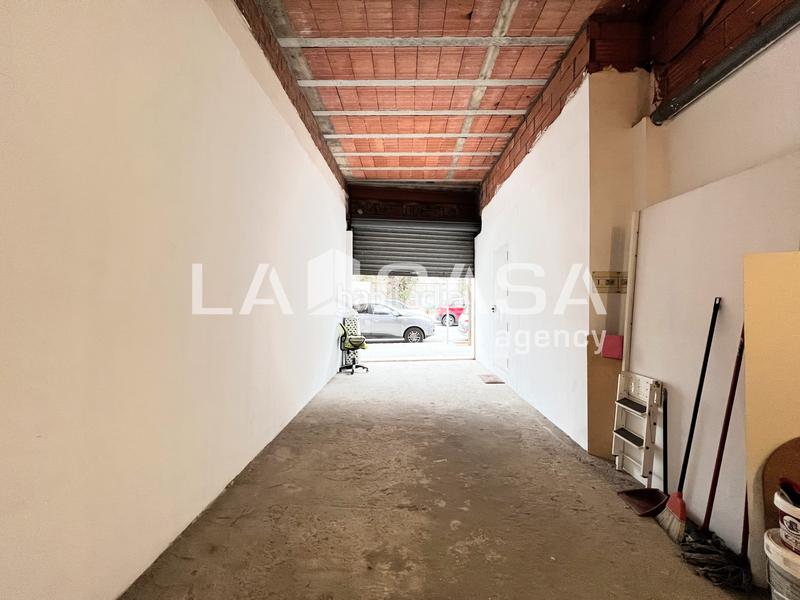 Foto f9499713-5be3-4993-bf06-8897bc93e82c. Local comercial a Llefià Badalona