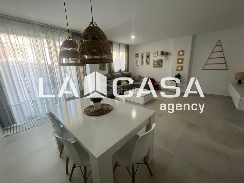 Foto 0d949c25-45a8-45f5-b4d4-6a3c9ff6eed0. Casa a schiera con riscaldamento parcheggio piscina in Dos Hermanas