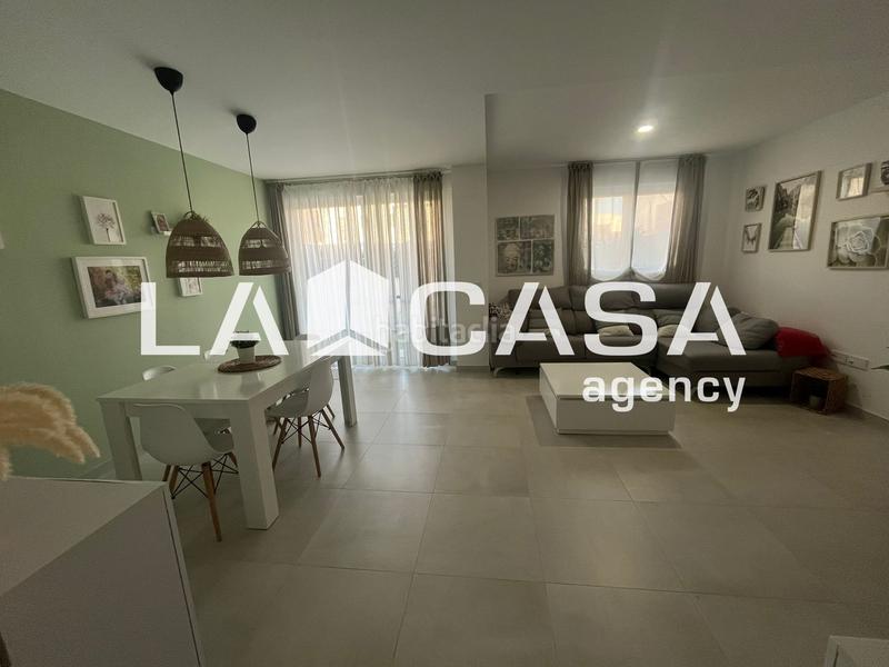 Foto d80d129d-2ad4-4634-8ca1-b081254871ad. Casa a schiera con riscaldamento parcheggio piscina in Dos Hermanas