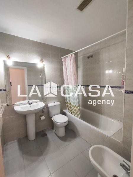 Foto 524e8899-7b2e-4bc5-8fa4-eefc594cc3e7. Casa aparellada amb piscina a Condequinto Montequinto