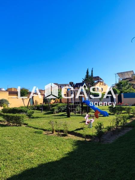 Foto 5a9901ee-a48c-4ddd-87b9-279620949801. Casa aparellada amb piscina a Condequinto Montequinto