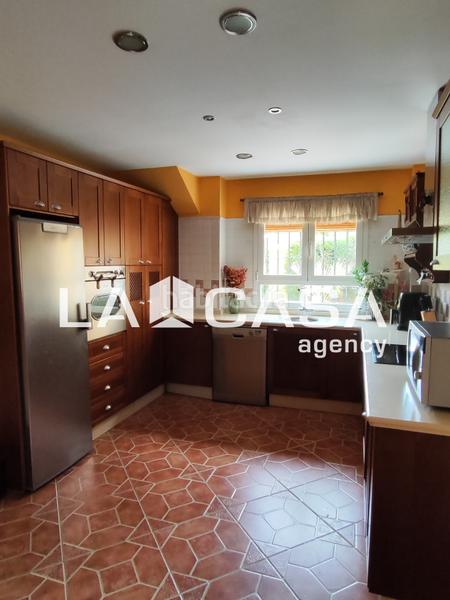 Foto a3100f80-e5bf-4c6c-be61-1ca46939145a. Casa aparellada amb piscina a Condequinto Montequinto