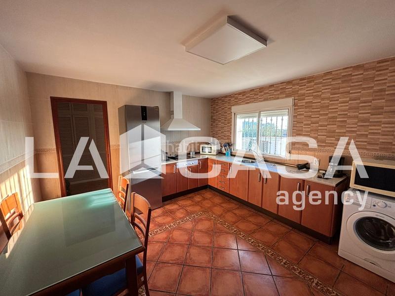 Foto bcf50bc6-16ff-4c64-b1cf-6e4e8a7657a3. Chalet in Entrenúcleos Dos Hermanas