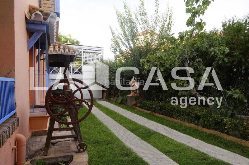 Foto b35397d2-fbbf-4788-89bd-96df06e7a8bc. Chalet en cerros de Montequinto Montequinto
