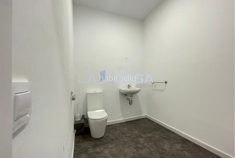 Foto db45fe16-f2c8-4a09-aa7c-6e724f735843. Oficina a La Salut Badalona