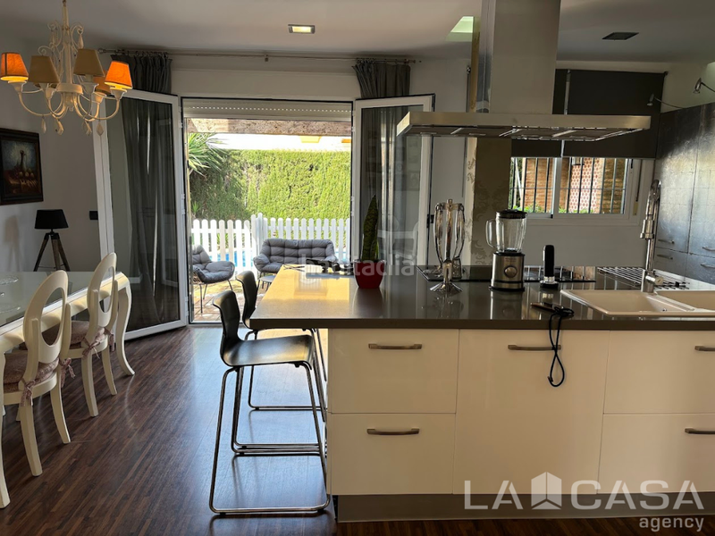 Foto 411c454d-7a13-4cdb-a93f-98e6814f9651. Maison jumelée avec parking dans Condequinto Montequinto