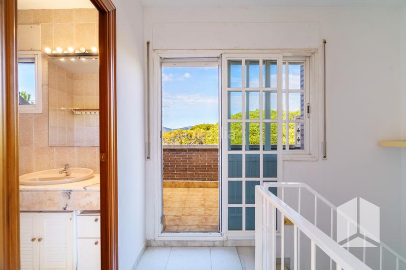 Foto 15052f08-de25-4023-a98c-7c70c1f1dd2e. Semi detached house with heating parking pool in La Pineda Castelldefels