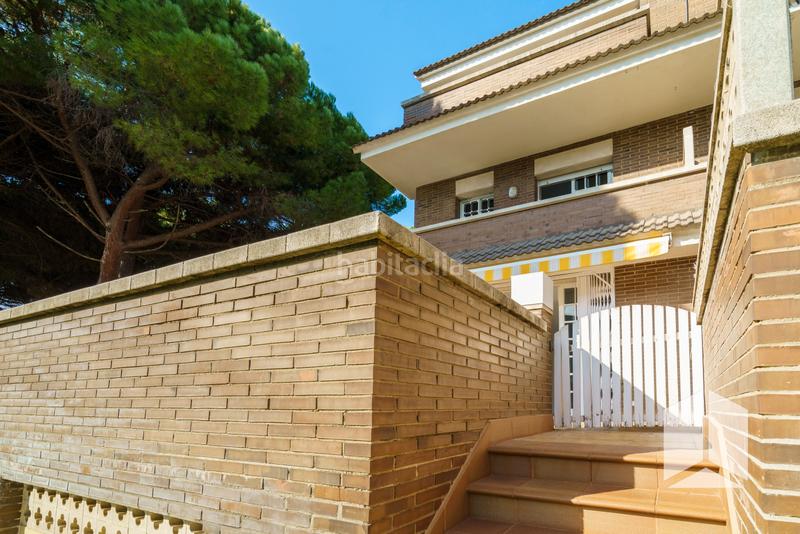 Foto 1a19b758-bf0f-4ee2-bbe6-48d0eb98421d. Semi detached house with heating parking pool in La Pineda Castelldefels