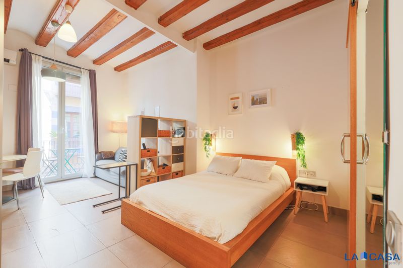 Foto a494451b-f912-4fcf-98bd-9d39861f574d. Pis a Raval Barcelona