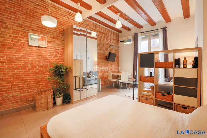 Foto d565988d-6c3d-43eb-8124-3159d42d97ce. Pis a Raval Barcelona