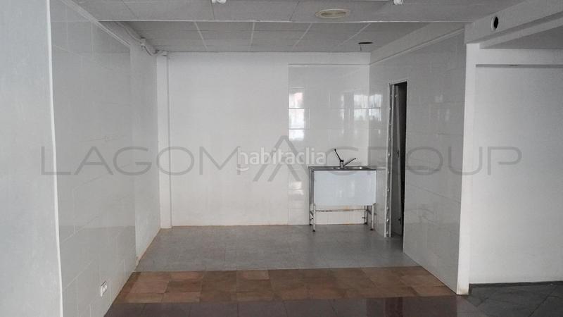 Foto 6d74bbf7-5a4b-447d-ae8b-ed656de2671f. Local comercial  al lado del bus en Viladecans