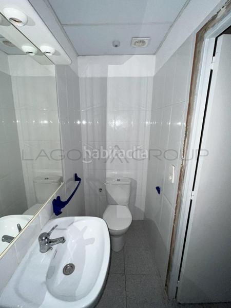 Foto f2790bab-ccdf-4c0a-b3a9-350c7fbb6232. Local comercial  al lado del bus en Viladecans