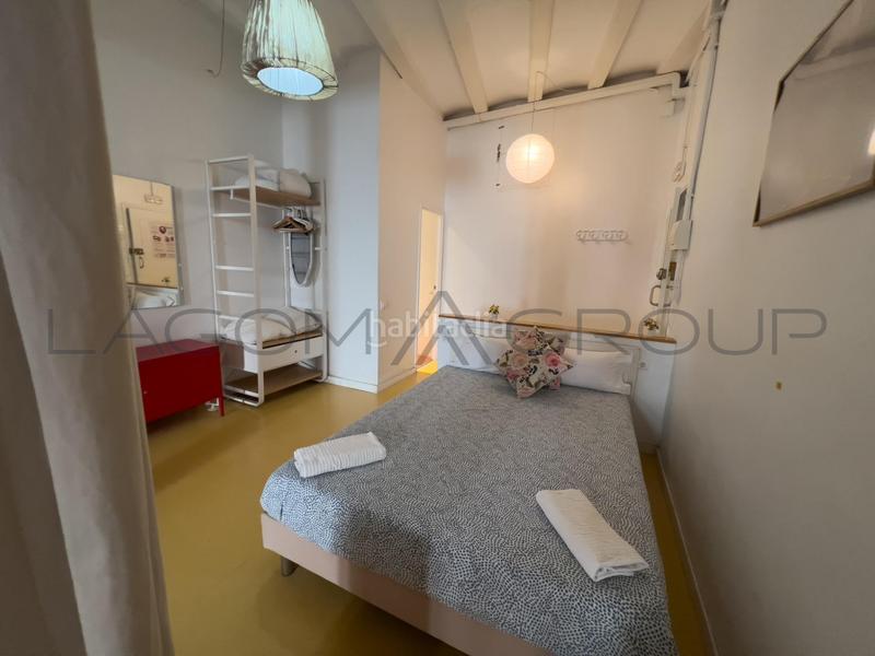 Foto a5a39fb6-2e74-4539-ba5d-3c1c9c4a7de8. Piso una joya urbana con licencia turistica en Raval Barcelona