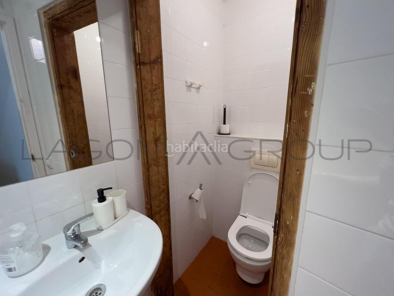 Foto b5e4c94d-7533-4ef9-a46e-4b3280e3386e. Piso una joya urbana con licencia turistica en Raval Barcelona