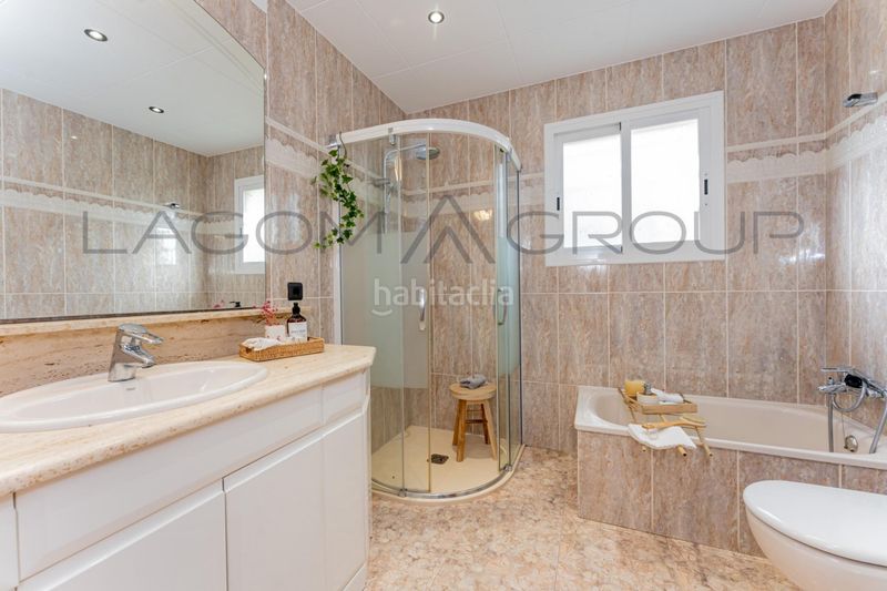 Foto edbe7a11-e447-4936-ba08-32f4f0f75dc6. Casa amb calefacció aparcament a Torrent Ballester Viladecans