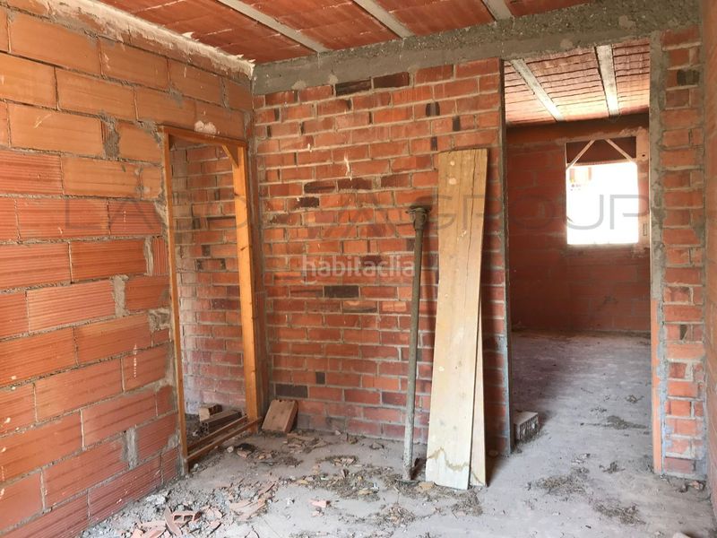 Foto 482f56a9-91a3-4875-9e96-7d8dd69e32c5. Casa adossada amb aparcament a Rosselló