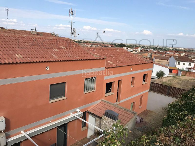 Foto a33f6c8f-7fbc-41df-a698-69257fde1c29. Casa adossada amb aparcament a Rosselló
