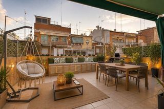 Appartement à Diagonal-Colomeres. Piso centrico con terraza a nivel