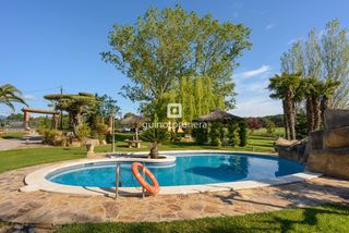 Casa en Santa Coloma de Farners. Típica masía catalana con piscina, pista de tenis y pozos. distr