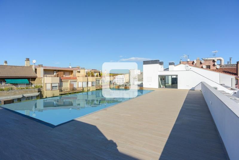 Foto 00d5e36a-c40c-4fef-a5d9-6f1cea50e8cb. Àtic amb calefacció piscina a Eixample Nord Girona