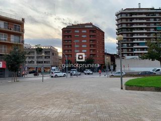 Miete Geschäftsraum  Rambla josep tarradellas. Local de 177m2 con salida a dos calles, para entrar a funcionar,