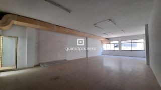 Oficina  Carrer de mejía lequerica. Se accede al espacio desde el elegante vestíbulo del edificio, q