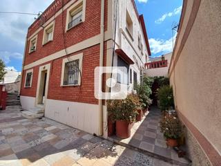 Edifici  Espanya. Casa en venta a reformar en parets del valles