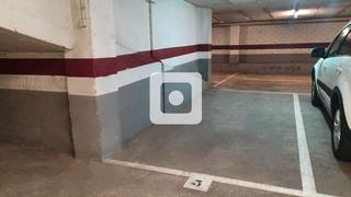 Aparcament cotxe  Travessia creu. Plaza de parking coche mediano en girona