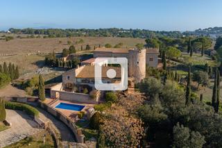 Masía  Mas de les corts. Masía en venta del siglo xvi, alt empordà, girona