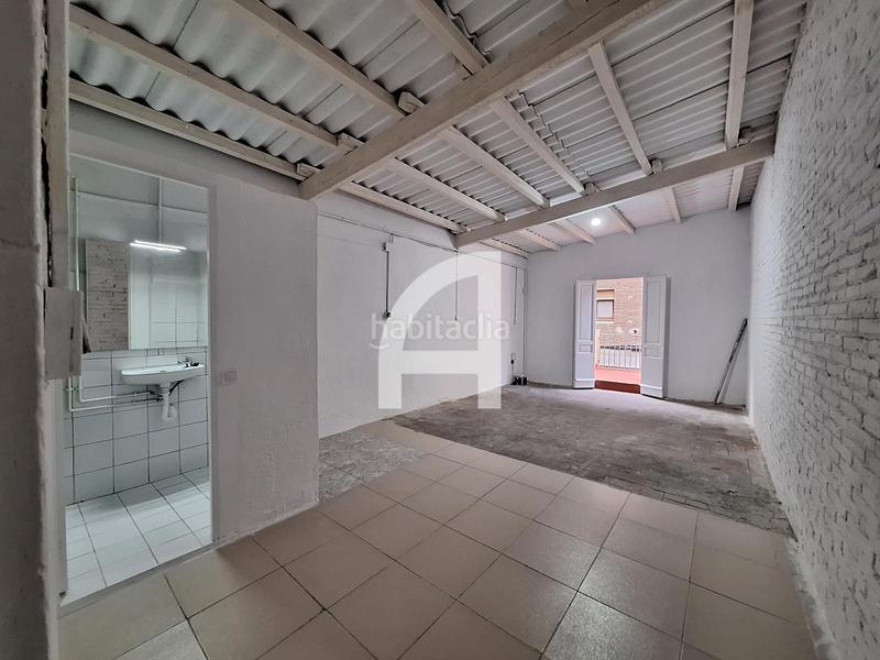 Foto 5c1f85f9-1504-45a7-b715-98dbcd5e2b5d. Alquiler local comercial amplio local en pleno centro del barri de gracia en Barcelona