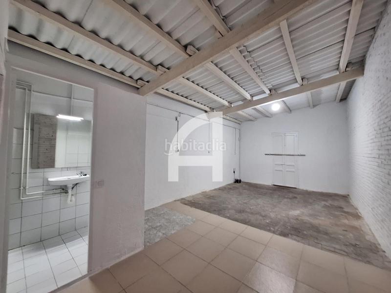 Foto dcdd99ab-7d9f-4749-bcfd-a29dd7ca705b. Alquiler local comercial amplio local en pleno centro del barri de gracia en Barcelona