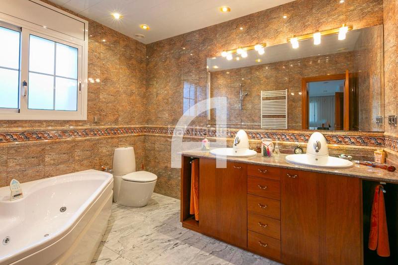 Foto de120ac0-b5d2-4217-a29f-8ce0886d6a66. Chalet espectacular casa en la zona mas exclusiva de la vila en Molins de Rei