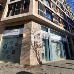 Rent Business premise  Carrer paris. Local esquinero acristalado y muy comercial