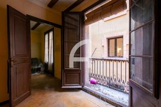 Etagenwohnung  Carrer sant antoni  sombrerers. Piso a reformar a pocos pasos de la basílica de santa maría del