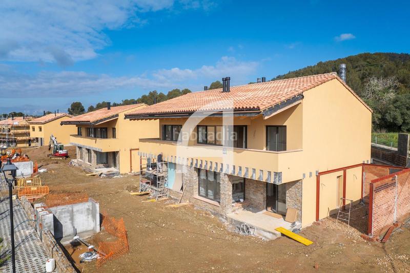 Foto 40a407b3-8b21-492c-b86a-a4116e2499a7. Casa adosada exclusiva casa de obra nueva al turó baix empordà girona en Regencós