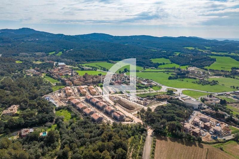 Foto 9fa56d57-9f41-4ec0-83ce-d40b3b5bfb4d. Casa adosada exclusiva casa de obra nueva al turó baix empordà girona en Regencós