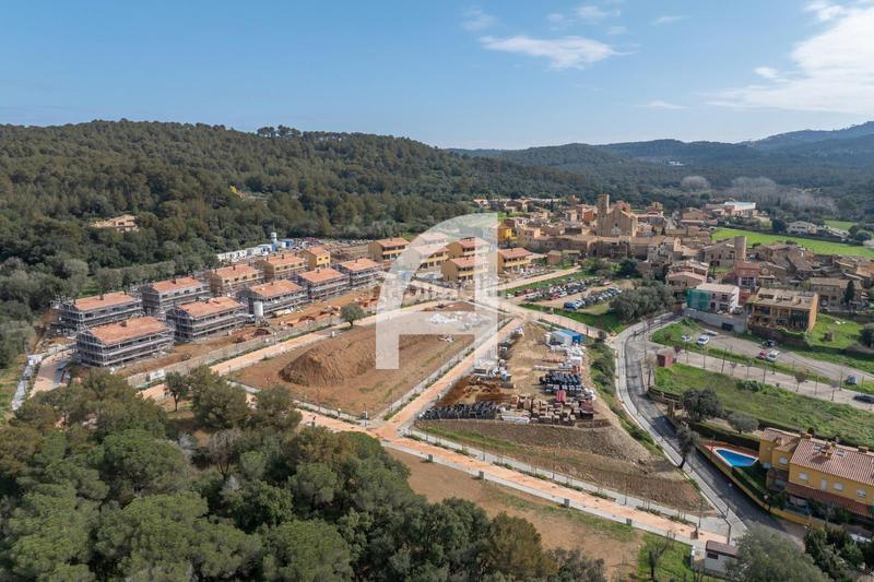 Foto a293cd82-f18f-475c-94f5-886990d8e280. Casa adosada exclusiva casa de obra nueva al turó baix empordà girona en Regencós