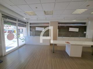Lloguer Local Comercial  Carrer de ferran agulló. Inmejorable local comercial esquinero en la incresa de molins de