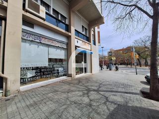 Local commercial  Carrer corsega. Local esquinero de doble aparador en venta en rentabilidad