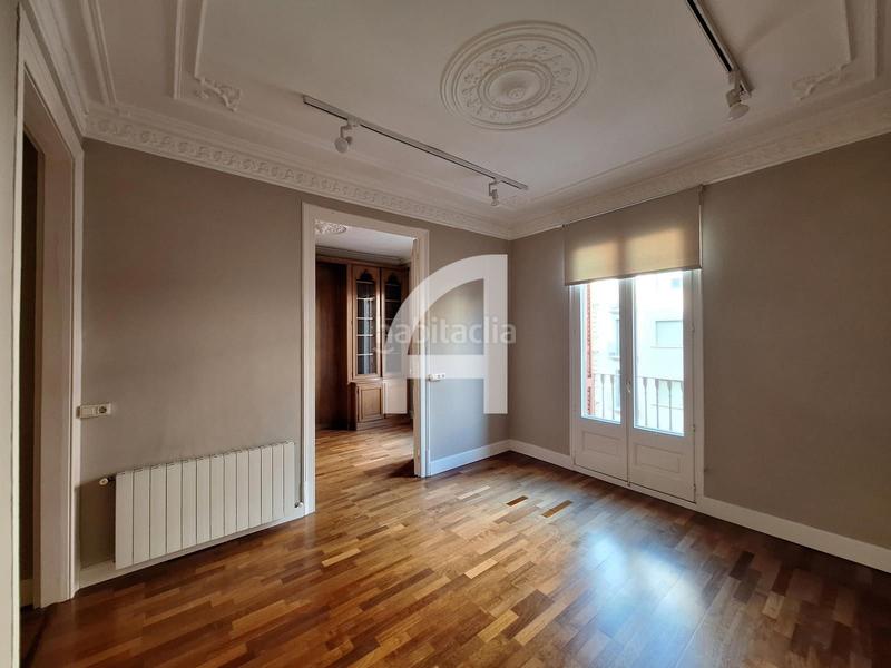 Foto 3325a701-5b17-4896-af95-25739ec2a08a. Alquiler oficina elegante y céntrica oficina en edificio modernista en Barcelona