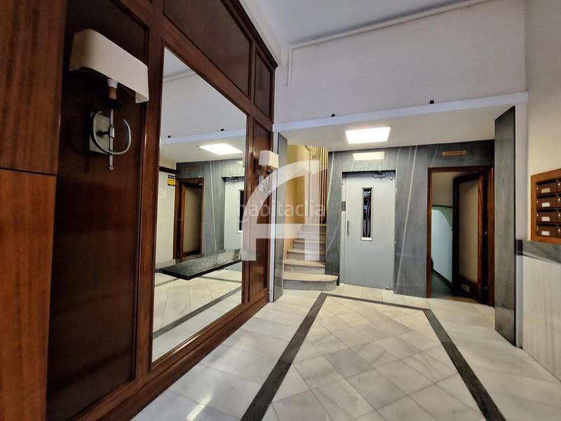 Foto 49116984-d29e-4ab1-9ce5-660130caabf4. Alquiler oficina elegante y céntrica oficina en edificio modernista en Barcelona