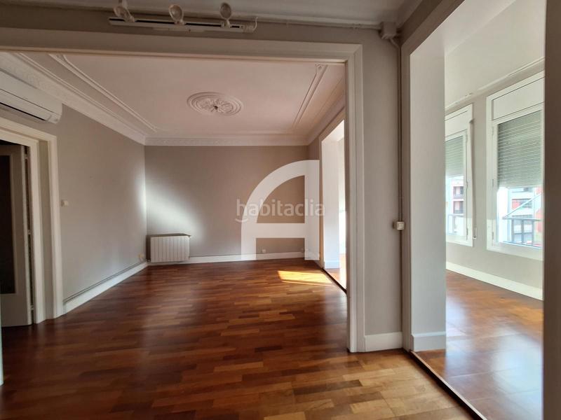 Foto 5c2e633d-1103-4c0b-98e6-9b1cef6031a8. Alquiler oficina elegante y céntrica oficina en edificio modernista en Barcelona