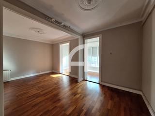 Rent Office space  Carrer balmes. Elegante y céntrica oficina en edificio modernista