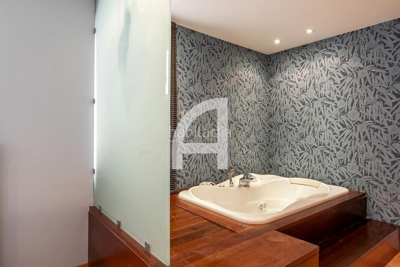 Foto b7617ae1-3d07-4699-9e57-3eed0dfb8ba8. Alquiler ático espectacular y amplio piso con gran terraza en Barcelona