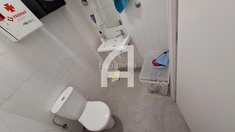 Foto 07b31913-0071-4336-b991-df92a5fe099e. Traspaso local comercial local esquinero muy turístico junto a la ramblas con licencia en Barcelona